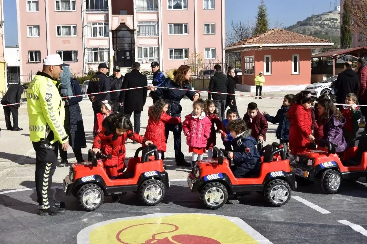 Çocuklar Mobil Trafik Eğitim Tırında