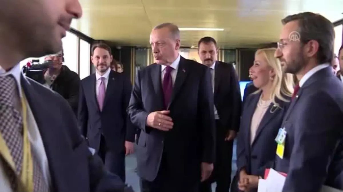 Cumhurbaşkanı Erdoğan, "Hayat Devam Ediyor, Sanat Devam Ediyor" sergisini ziyaret etti