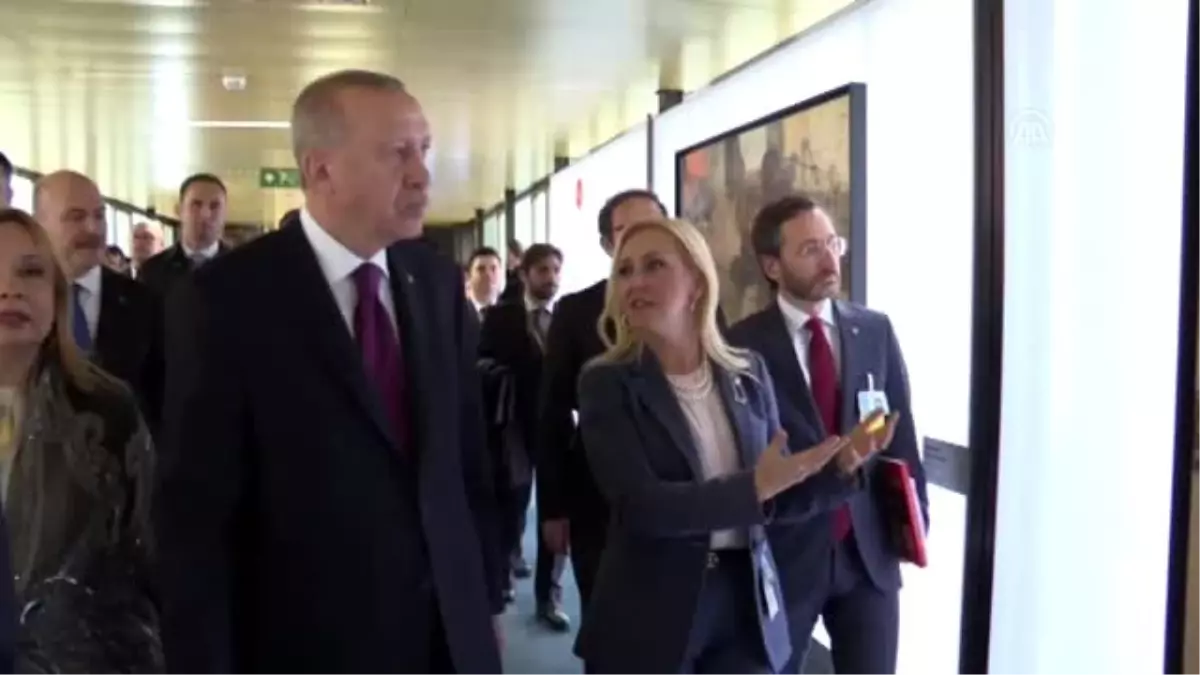 Cumhurbaşkanı Erdoğan, "Hayat Devam Ediyor, Sanat Devam Ediyor" sergisini ziyaret etti (2)