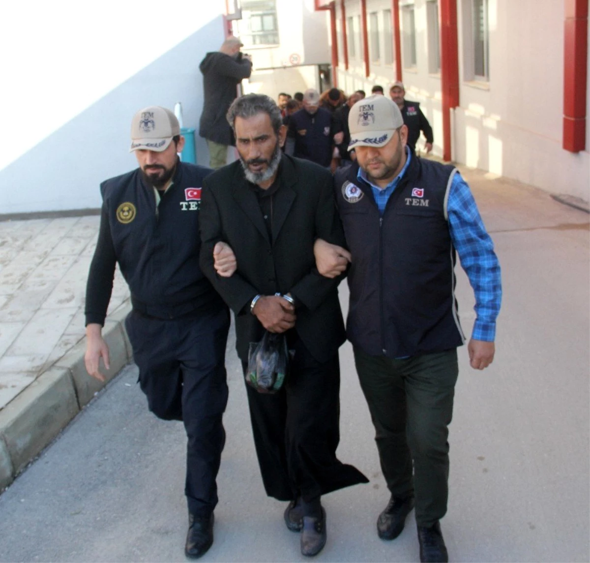 DEAŞ operasyonunda gözaltına alınan 6 kişi adliyeye sevk edildi