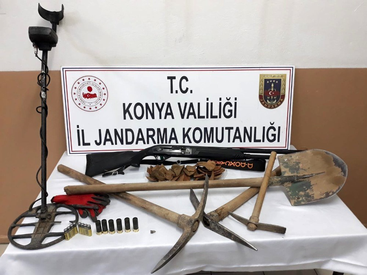 Define ararken jandarmaya yakalandılar