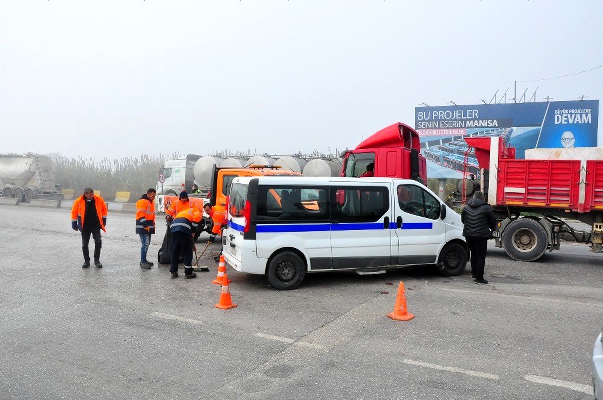 Diyaliz hastalarını taşıyan araç ile ticari araç çarpıştı: 8 yaralı