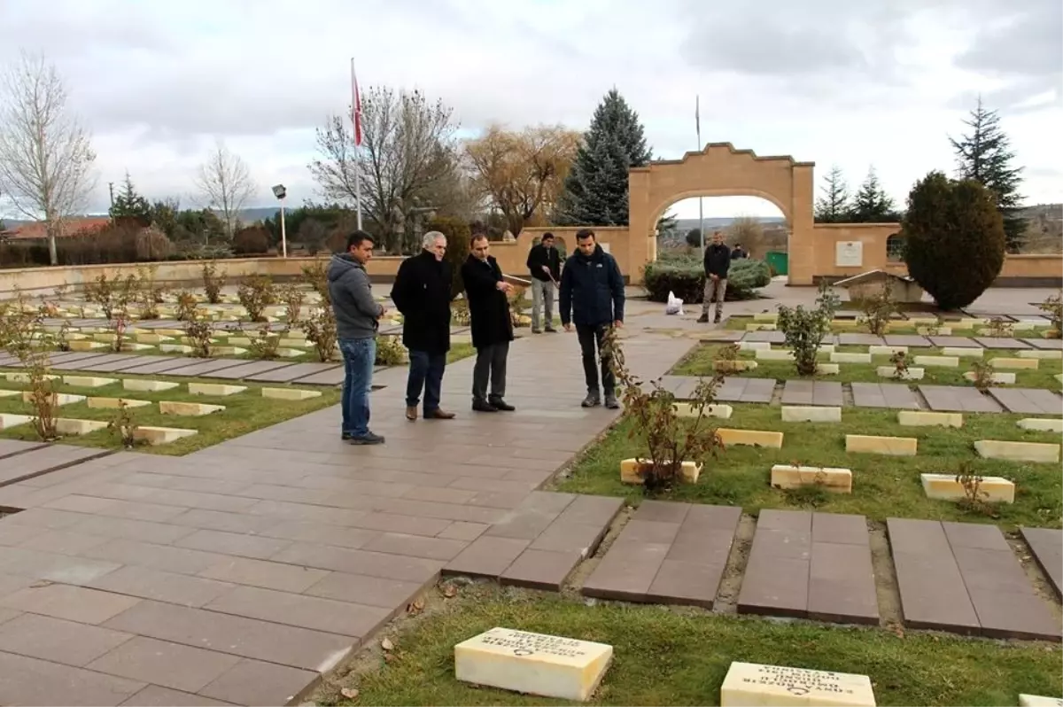 Dumlupınar Şehitliği zemini yenilendi