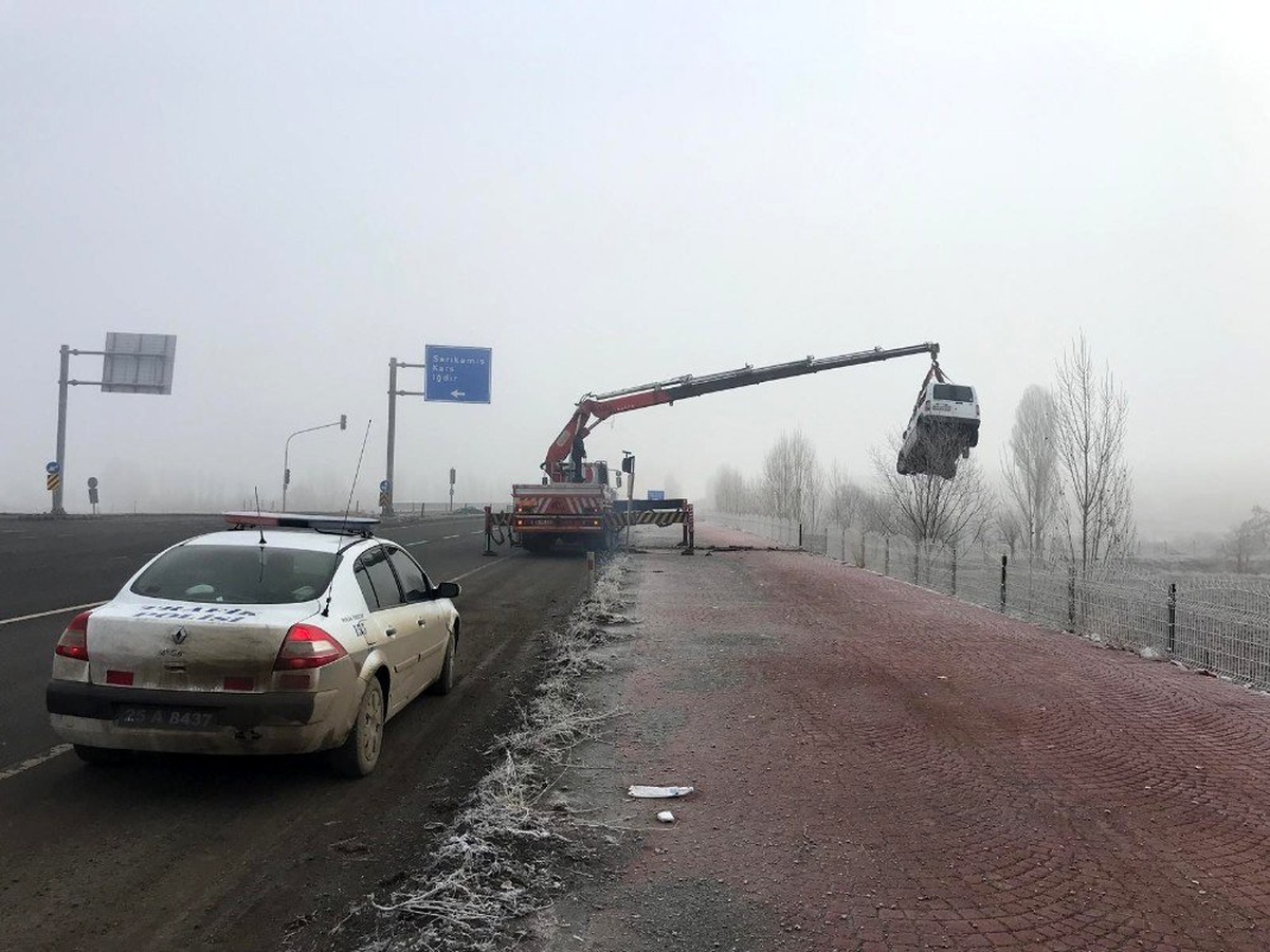 Erzurum\'da otomobil uçuruma yuvarlandı: 2 yaralı