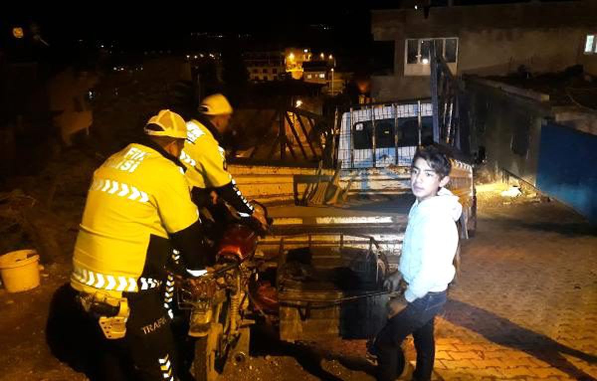 Evin bahçesine devrilen motosikletli yaralandı