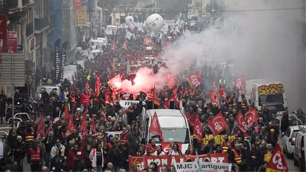 Fransa\'da emeklilik reformu protestoları hayatı durma noktasına getirdi