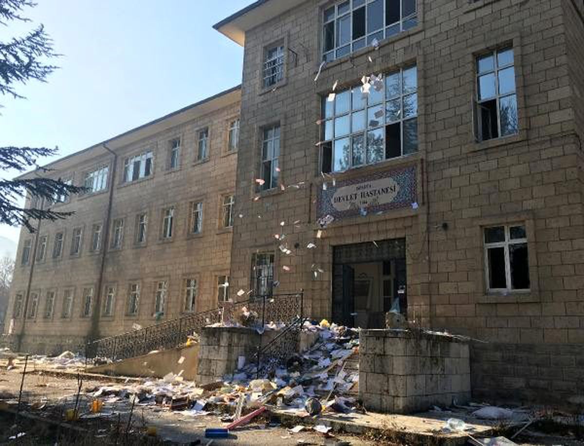 Fuhuş yapıldığı iddia edilen eski hastane binasında temizlik