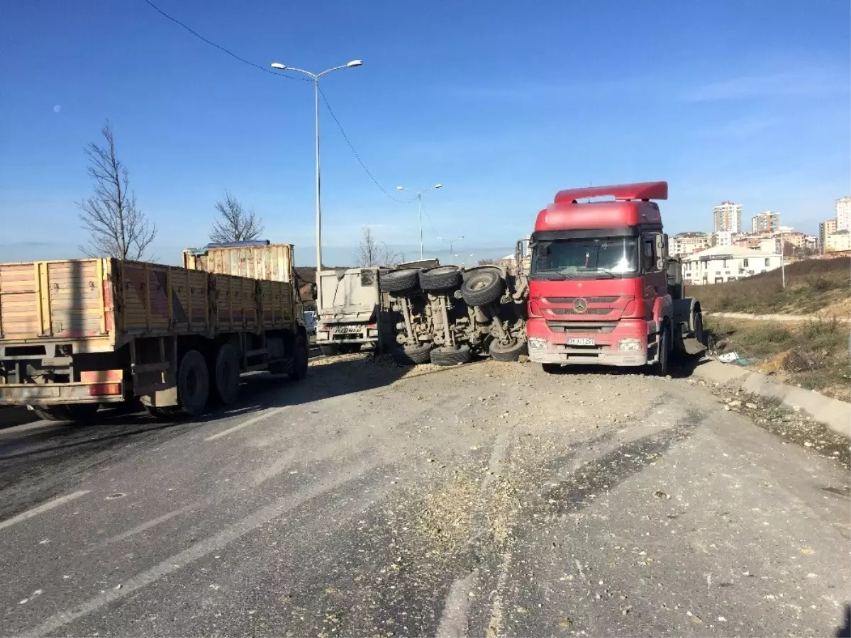 Habibler-Arnavutköy yolunda devrilen tır trafiği kilitledi