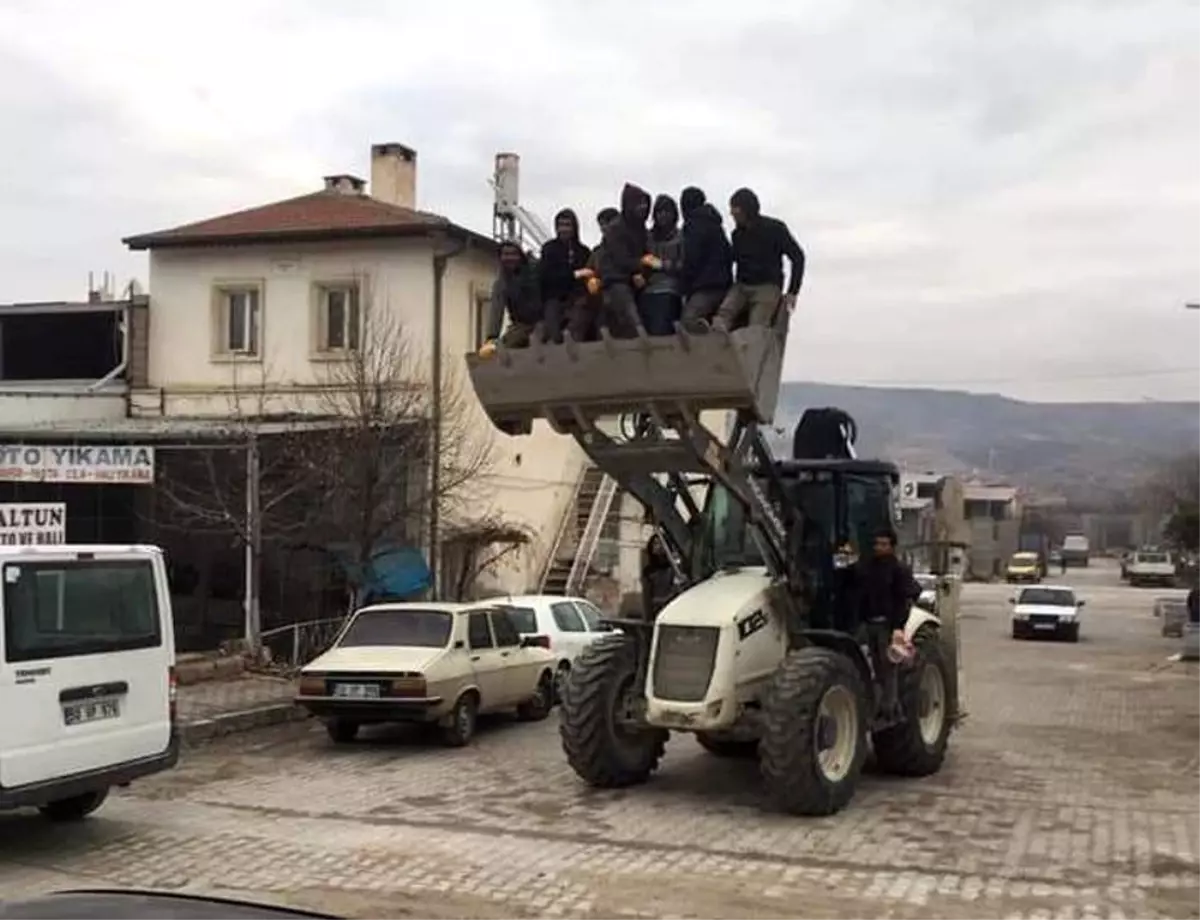 İş makinesi üzerinde tehlikeli yolculuk