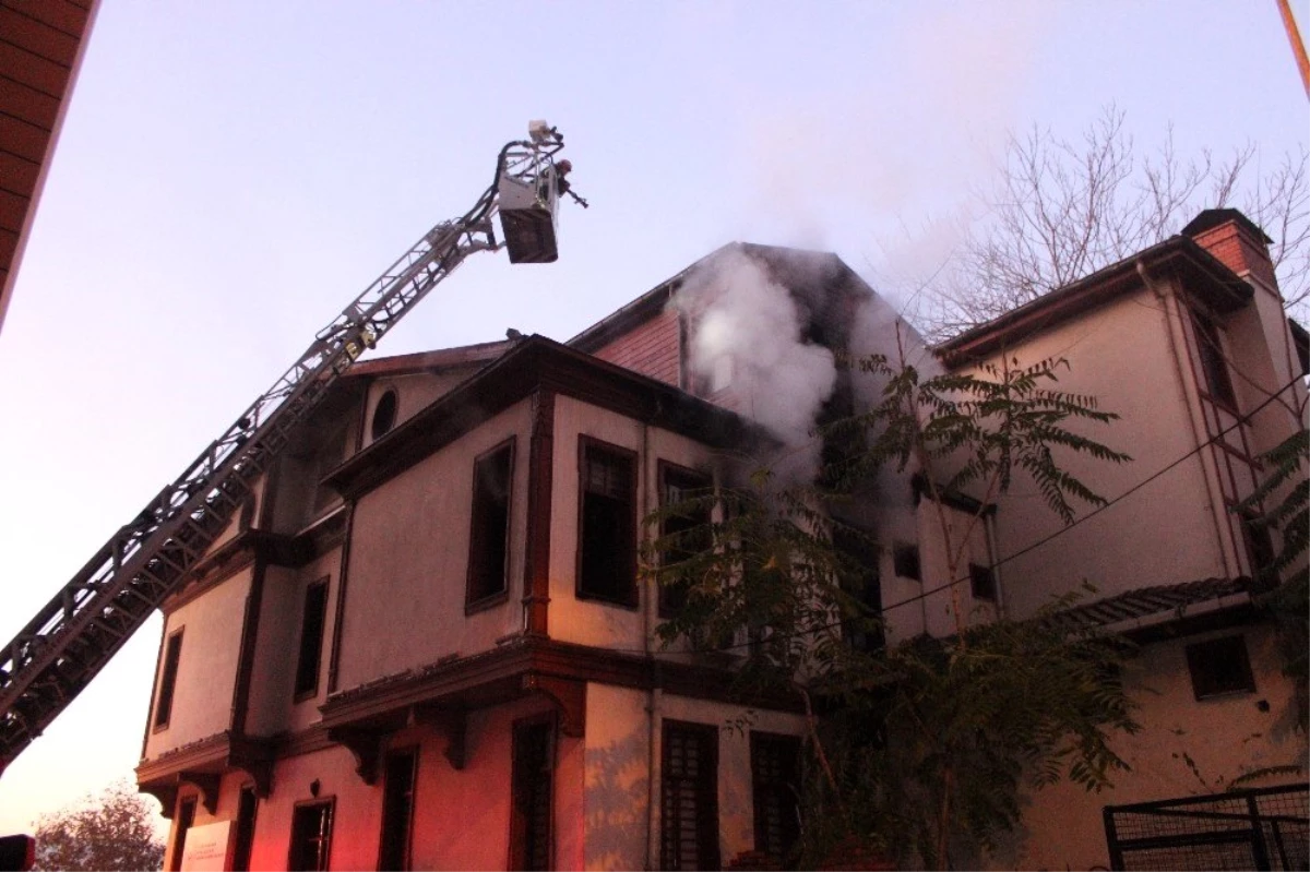 İzmit\'te tarihi ahşap binada çıkan yangın büyük hasara neden oldu
