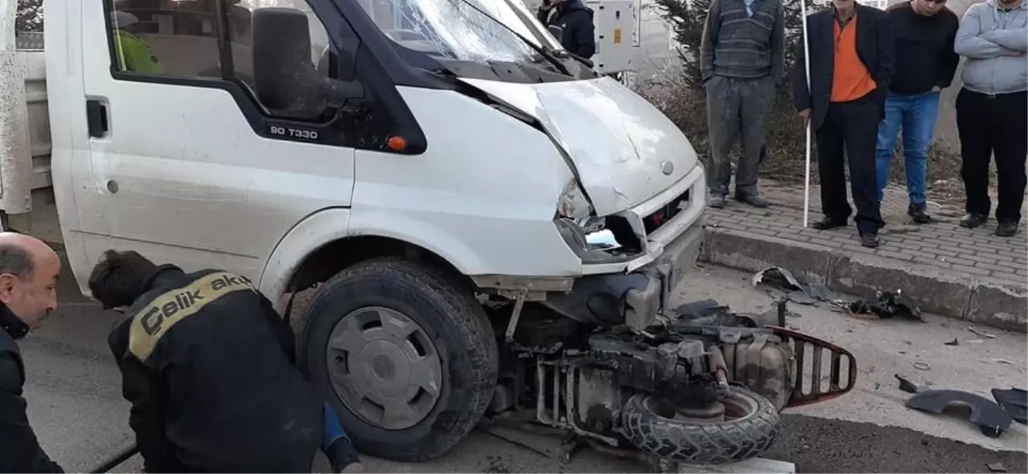 Kamyonetin altına giren motosikletten yaralı kurtuldu