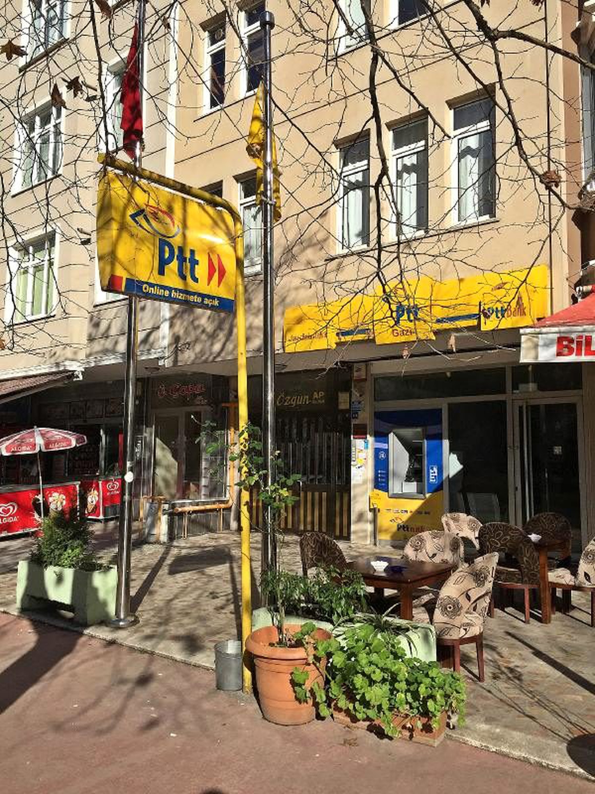 Kolilerini incelemek isteyen görevliyi oyuncak silahla tehdit etti