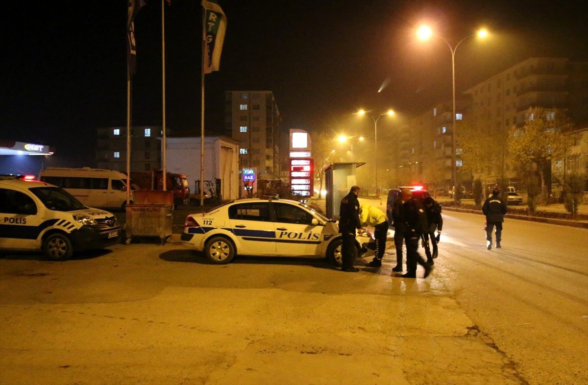 Konya\'da "dur" ihtarına uymayan otomobilin çarptığı polis memuru yaralandı
