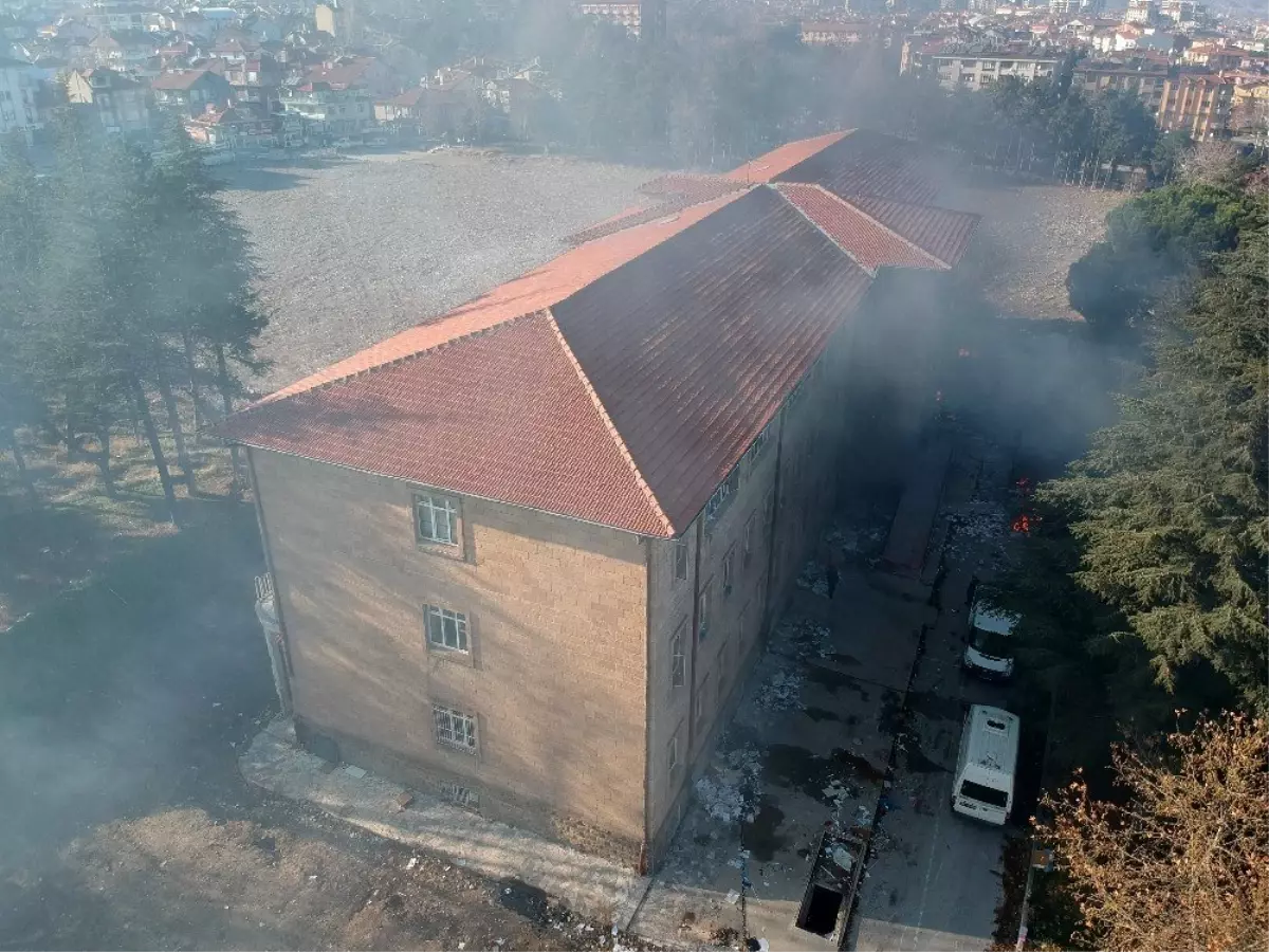 Madde bağımlılarının mesken tuttuğu eski hastane binasında temizlik