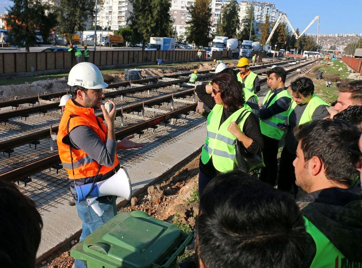 Mühendis adayı öğrenciler 3. Etap Raylı Sistem şantiyesini inceledi
