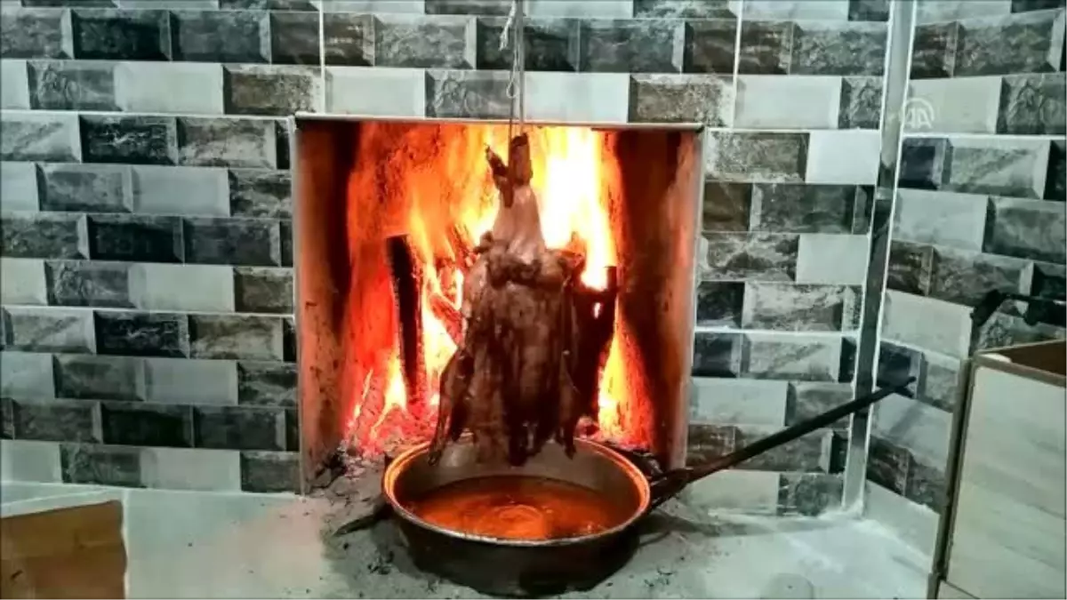 Odun ateşi karşısında kızaran lezzet "kaz tiridi"