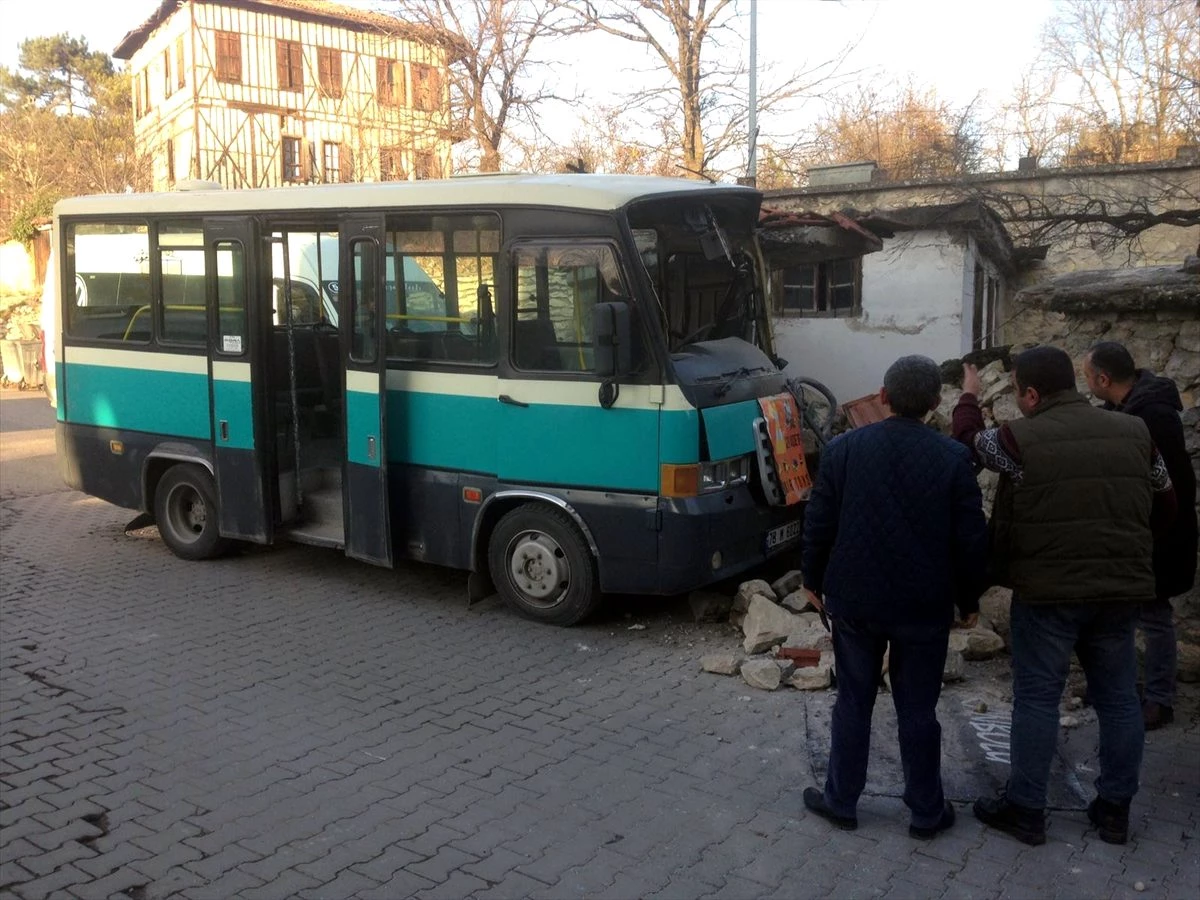 Safranbolu\'da yolcu minibüsü bahçe duvarına çarptı: 2 yaralı