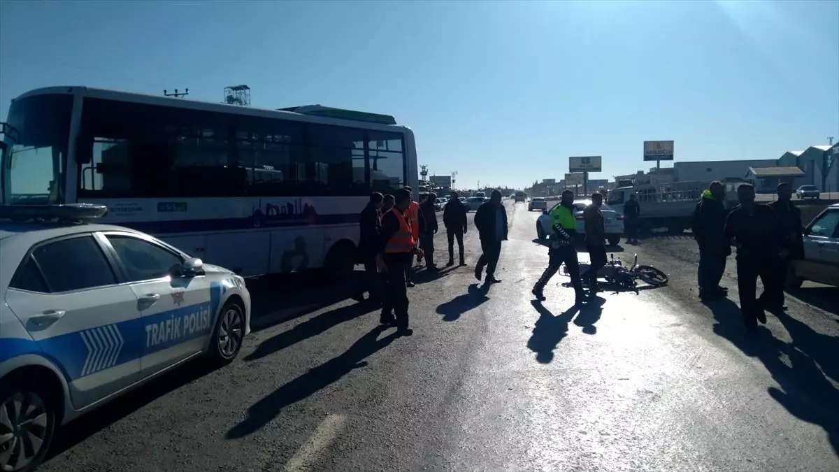 Şanlıurfa\'da midibüs ile çarpışan motosikletin sürücüsü öldü