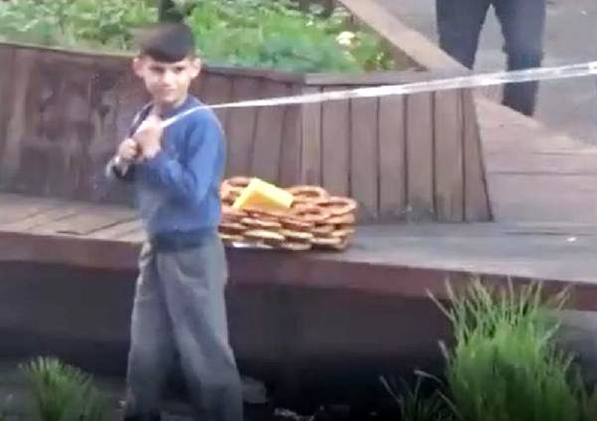 Sattığı simitleri bitiremeyen çocuğun yardımına koştular