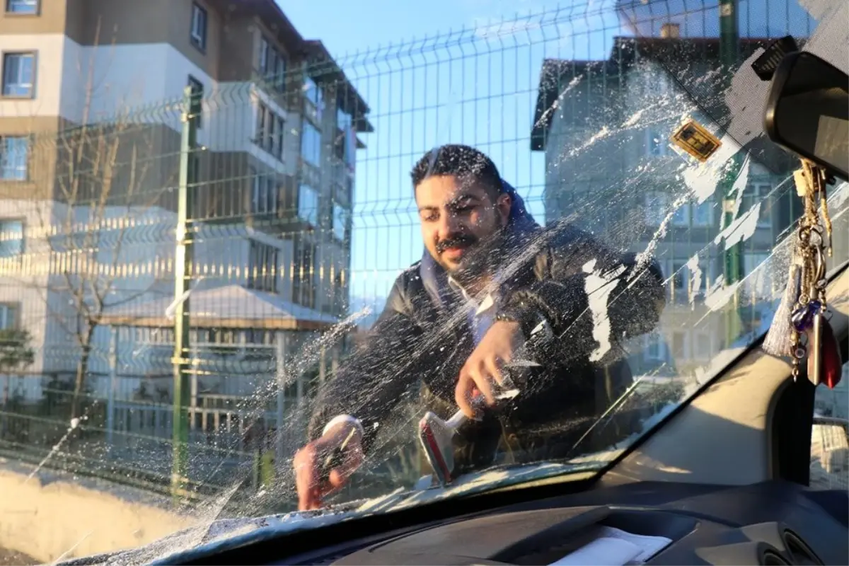 Soğuk hava araç camlarını dondurdu