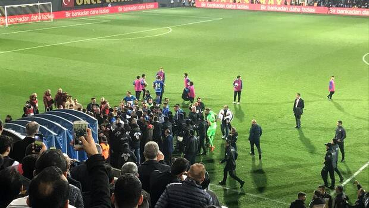 Son dakika! Tuzlaspor-Galatasaray maçı sonrası olay çıktı!