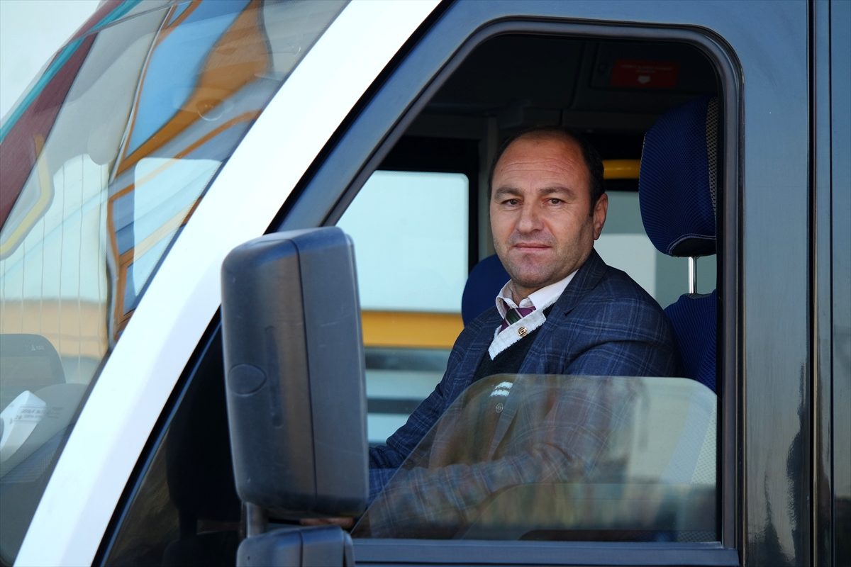 Toplu taşıma aracında rahatsızlanan yolcuyu hastaneye yetiştirme telaşı kamerada