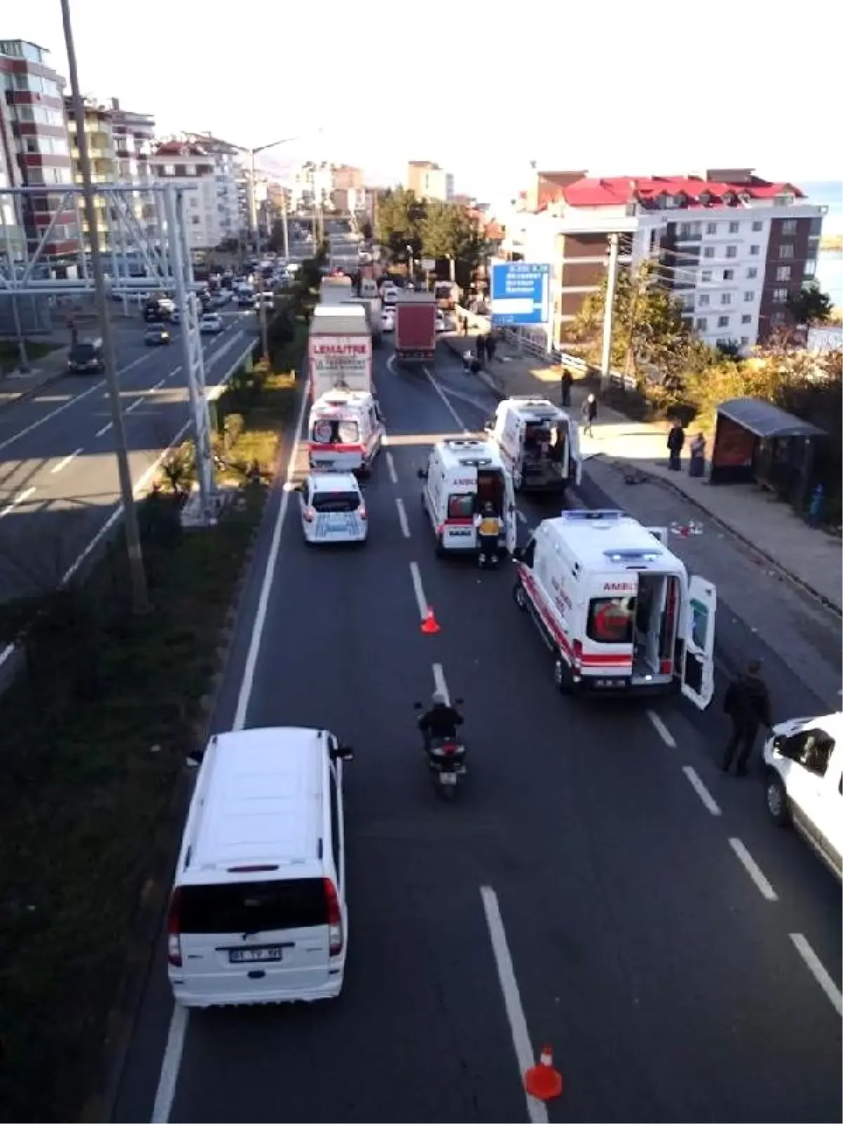 Trabzon\'da TIR, yolcu minibüsüne çarptı: 24 yaralı