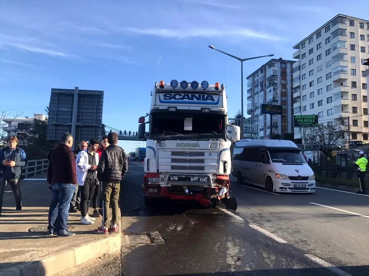 Trabzon\'da yolcu minibüsü ile tır çarpıştı