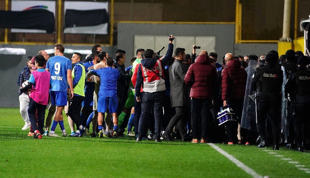 Tuzlaspor - Galatasaray maçının ardından saha karıştı