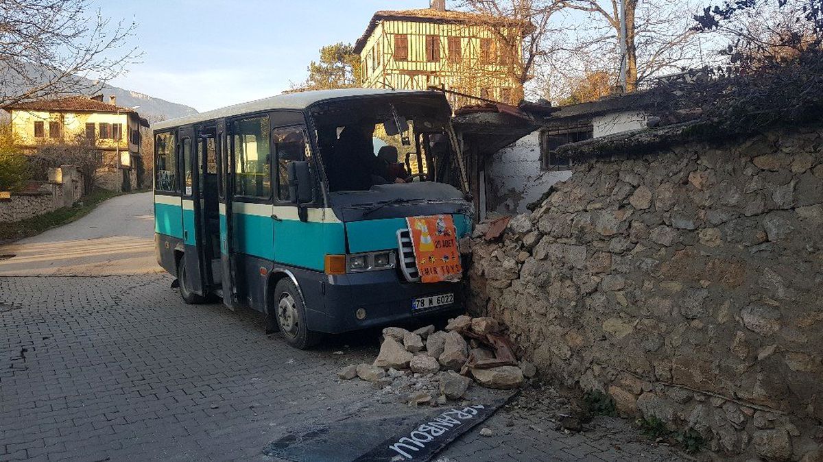Yolcu minibüsü duvara çarptı: 2 yaralı