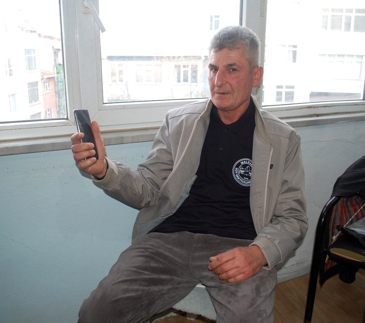 Yolda bulduğu telefonu sahibine verdi
