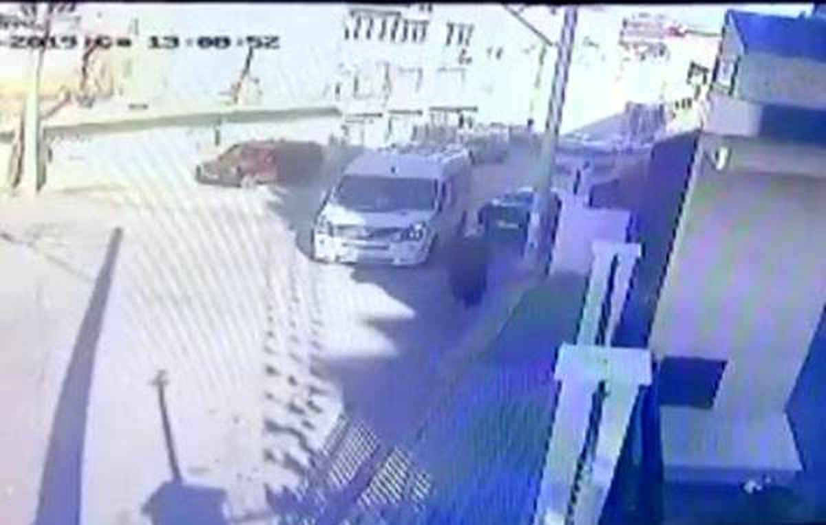 9 yaşındaki çocuk servis minibüsünün altında kaldı