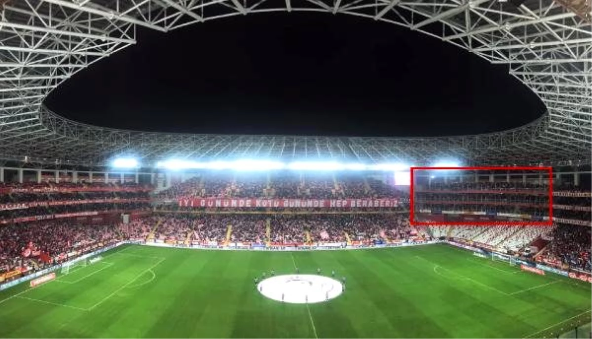 Antalyaspor, kazada ölen taraftarların adını misafir tribününe verdi