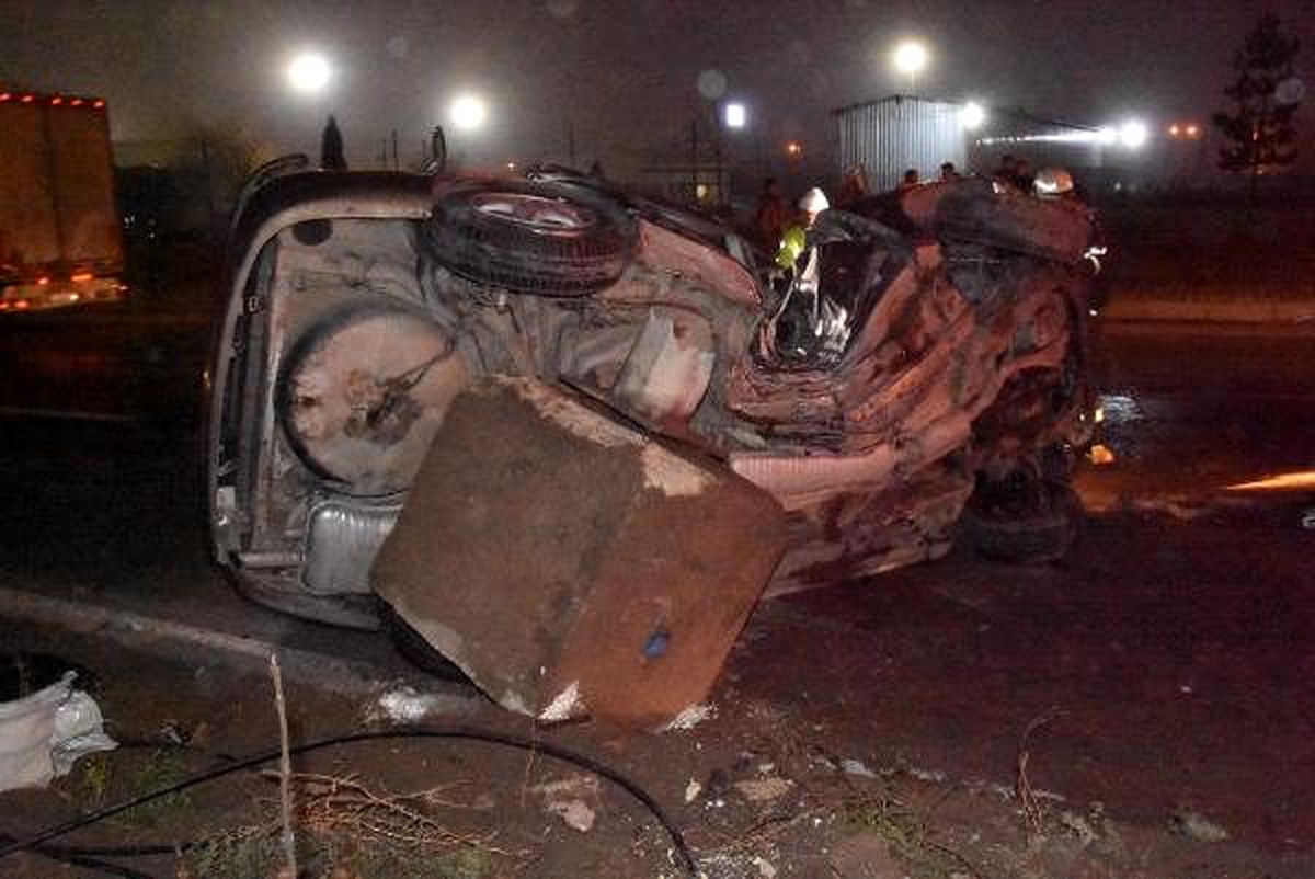 Aydınlatma direğine çarpan otomobilin sürücüsü öldü