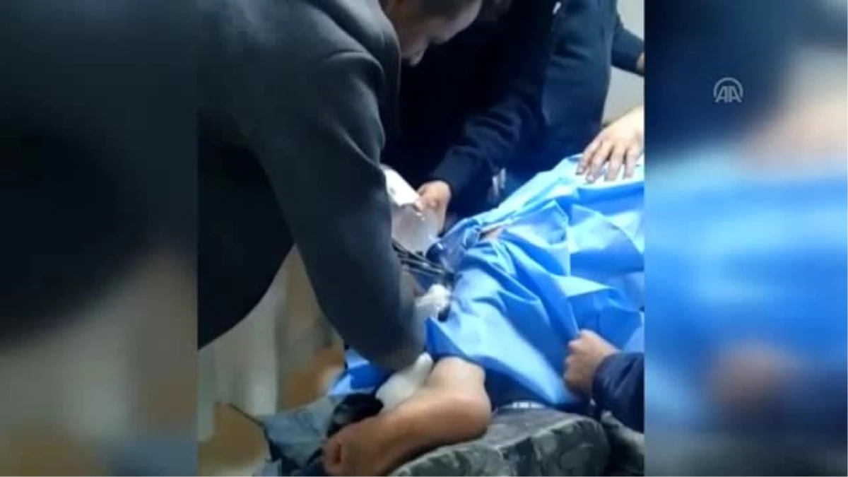 Bacağına çelik kanca saplanan işçi tedavi altına alındı
