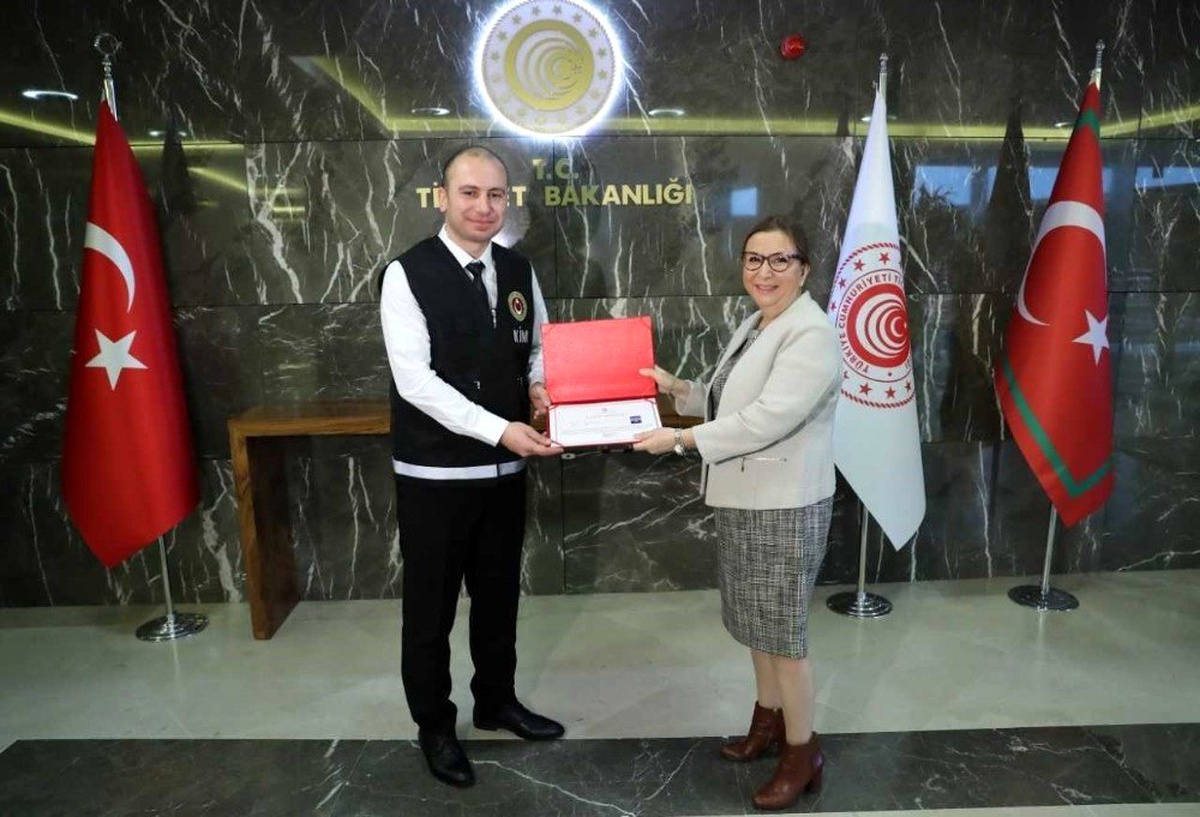 Bakan Pekcan\'dan rekor uyuşturucu ele geçiren "KİM" ekibine ödül