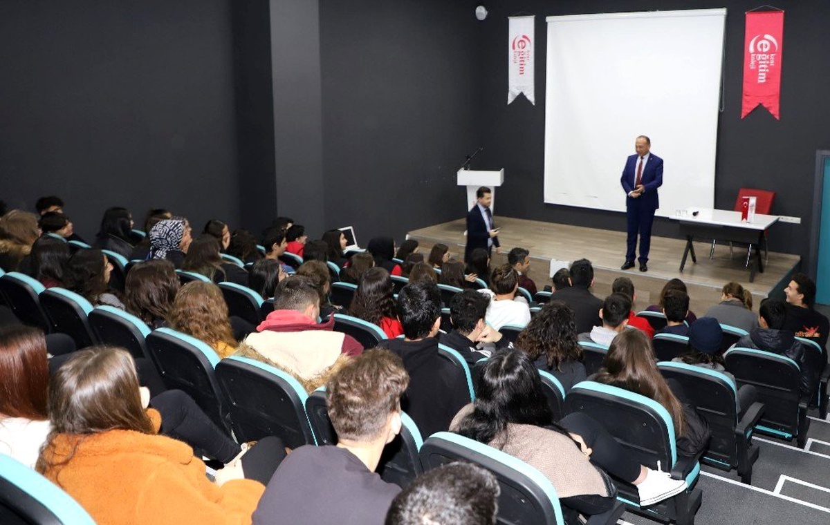 Başkan Akın Kariyer Günleri\'ne konuk oldu