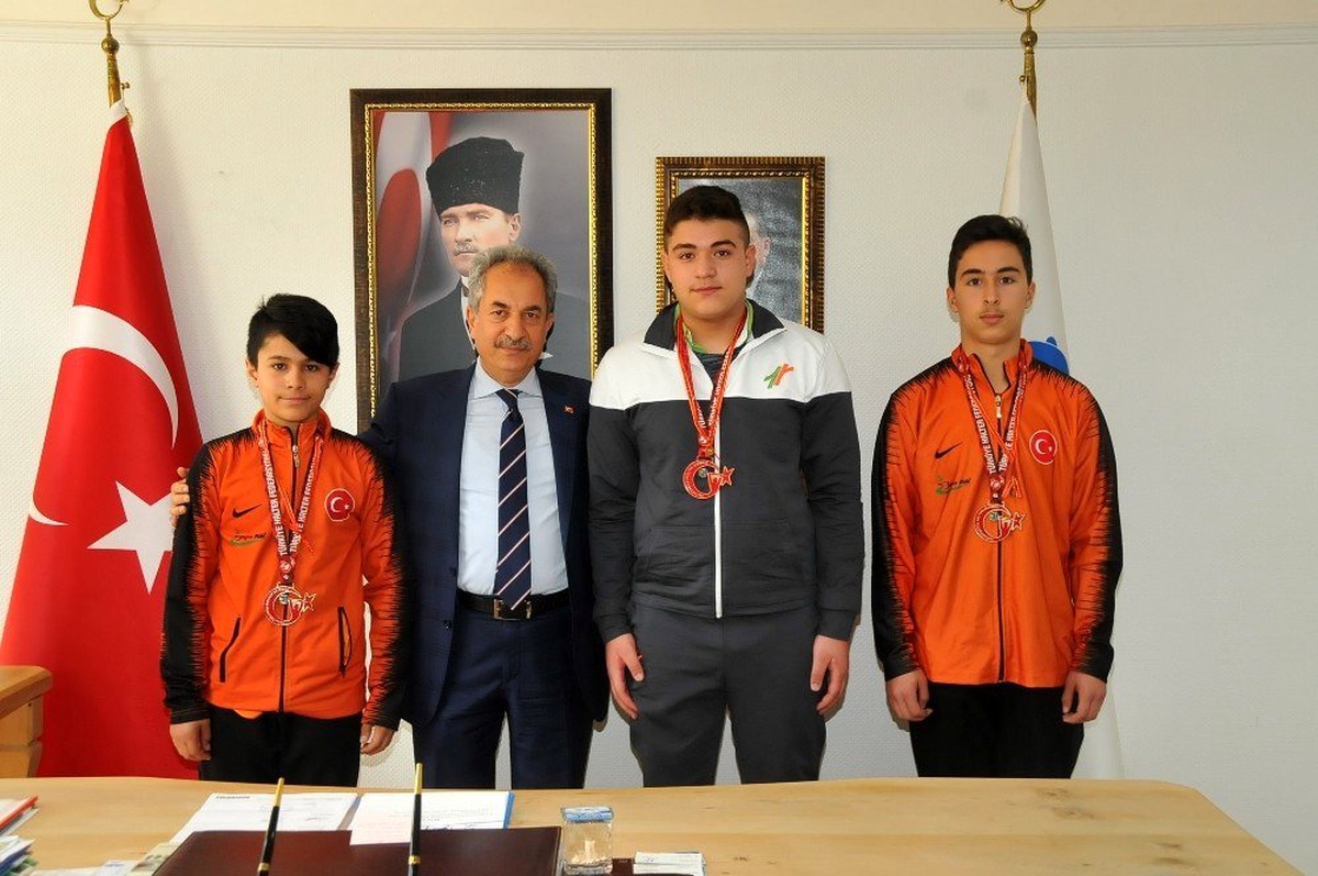 Başkan Akkaya\'dan şampiyon sporculara altın