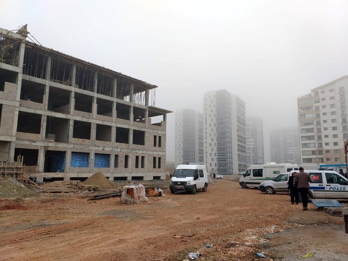Başkent\'te ilkokul inşaatında göçük; 1 ölü 1 yaralı