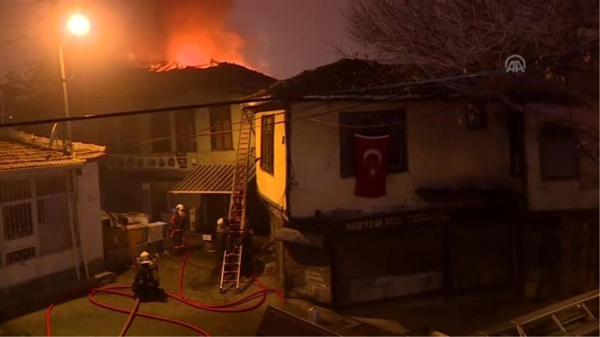 Başkentte iki katlı binada çıkan yangın hasara neden oldu