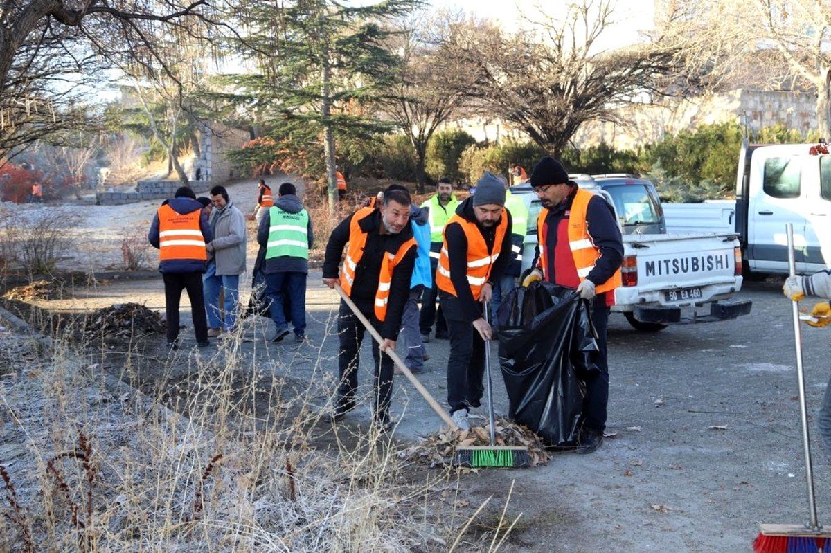 Belediye ekipleri Sümer Mahallesinde yoğun mesai harcıyor