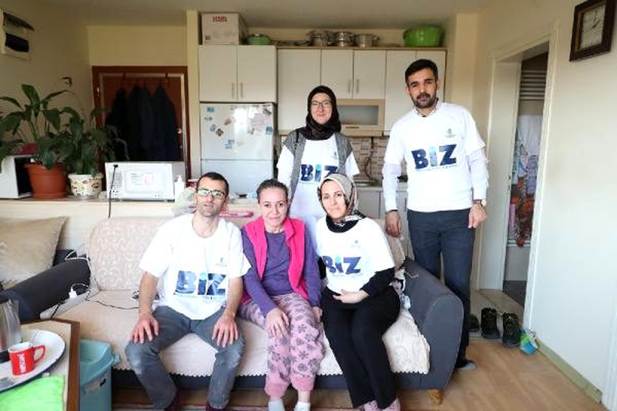 \'BİZ\' gönüllüleri eskiyen evde tadilat yaptı