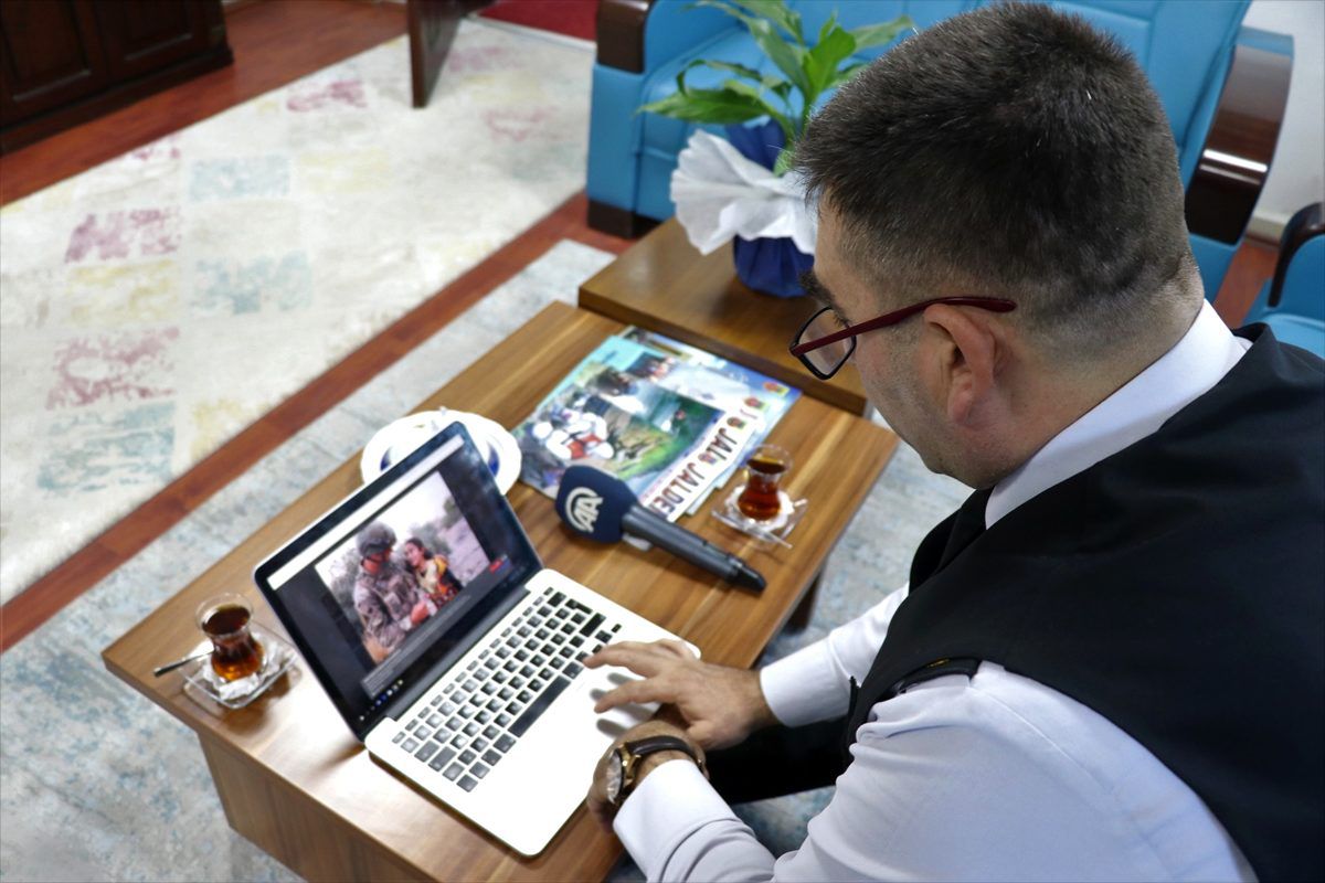 Burdur Jandarma Komutanı ve Emniyet Müdürü, AA\'nın "Yılın Fotoğrafları" oylamasına katıldı