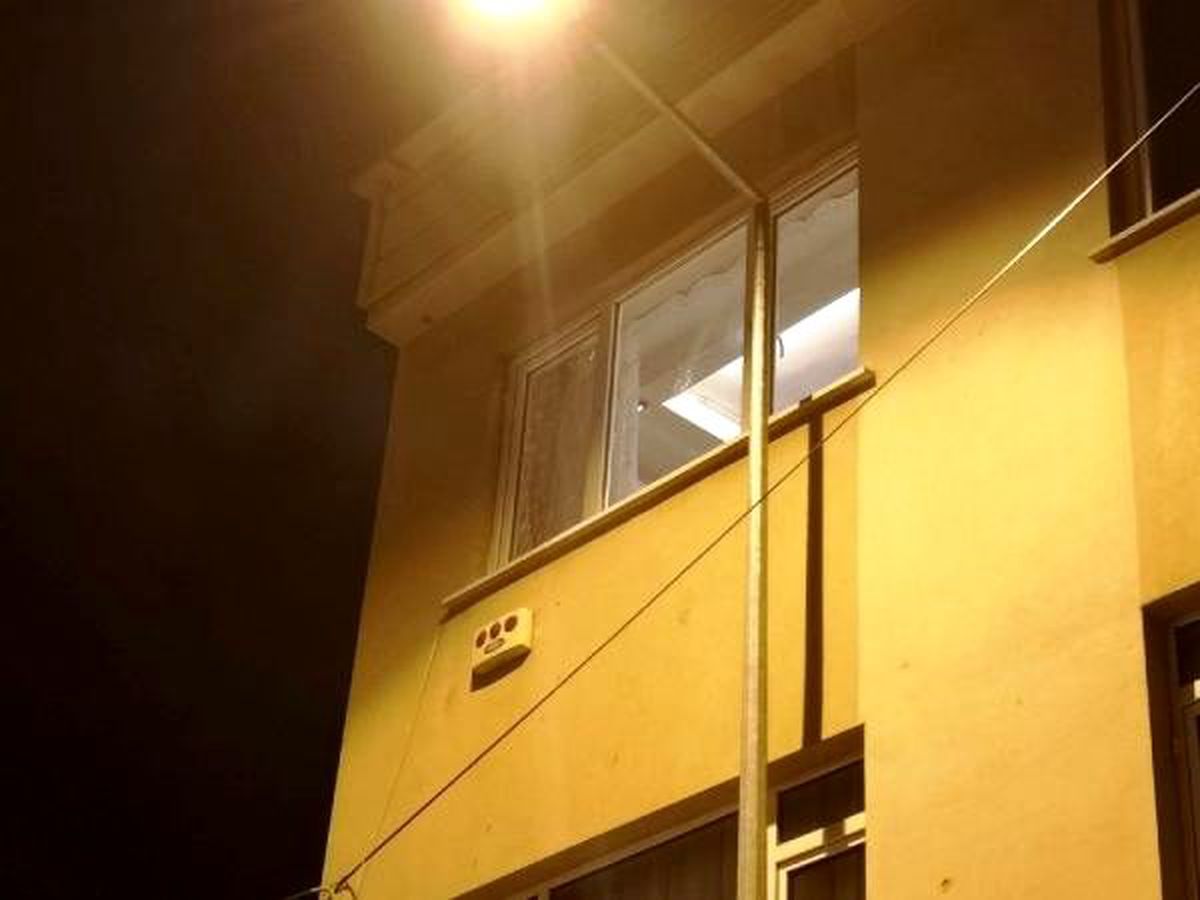 Bursa\'da kimliği belirsiz kişiler apartmana kurşun yağdırdı