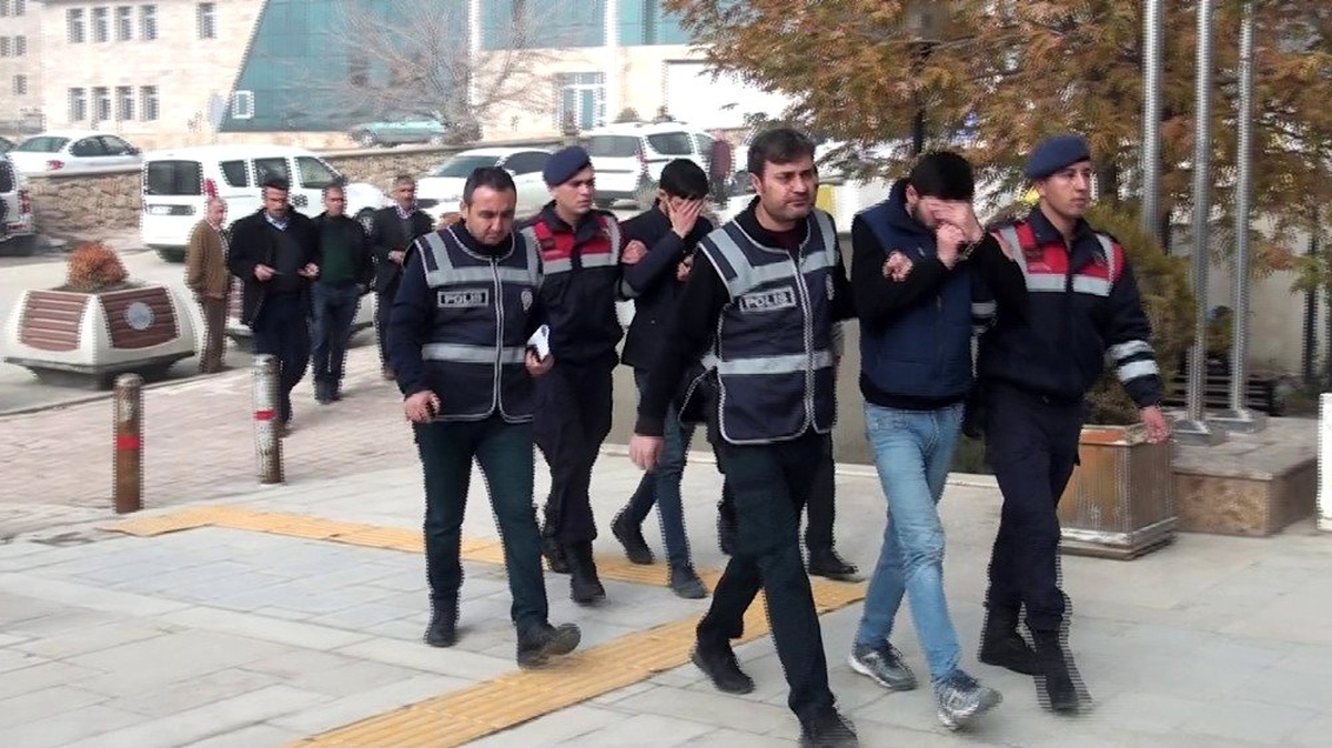 Çalıntı otomobil ile mazot çalan 2 şüpheli yakalandı