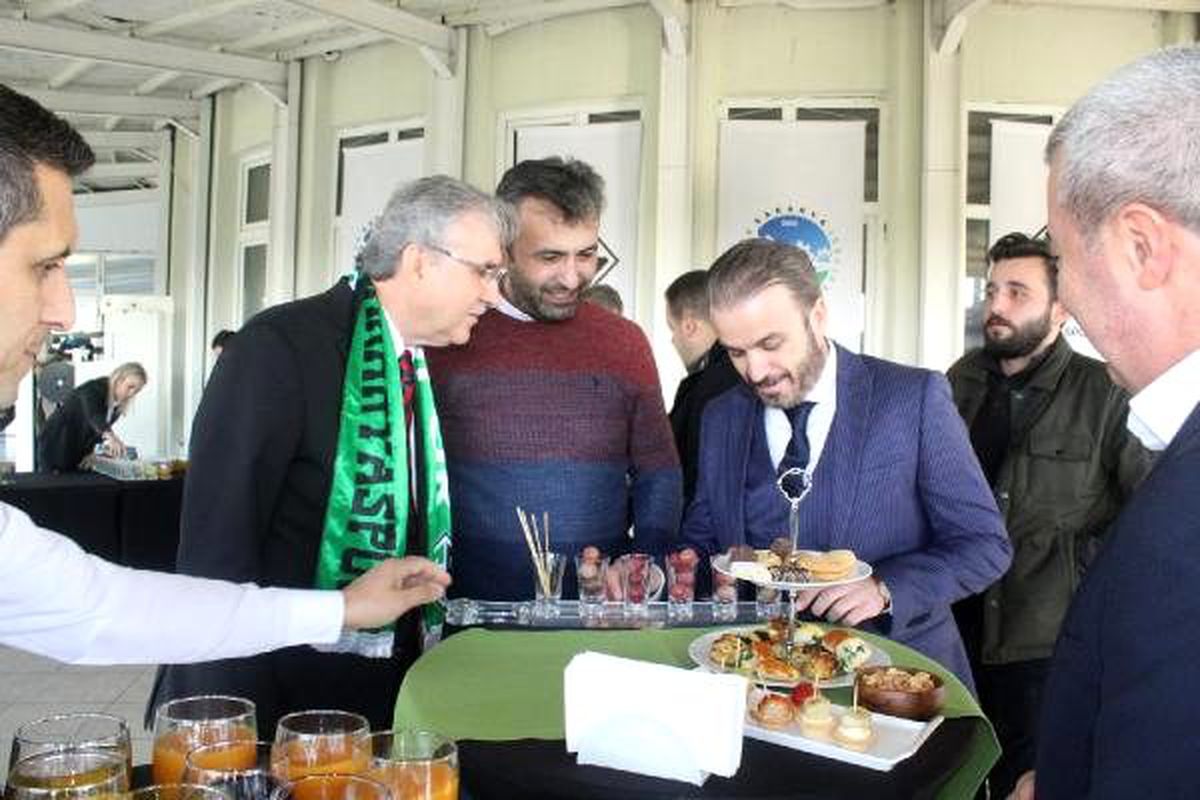 Çanta dolusu parayla moral veren başkan: Arkadaşlarımıza güveniyoruz