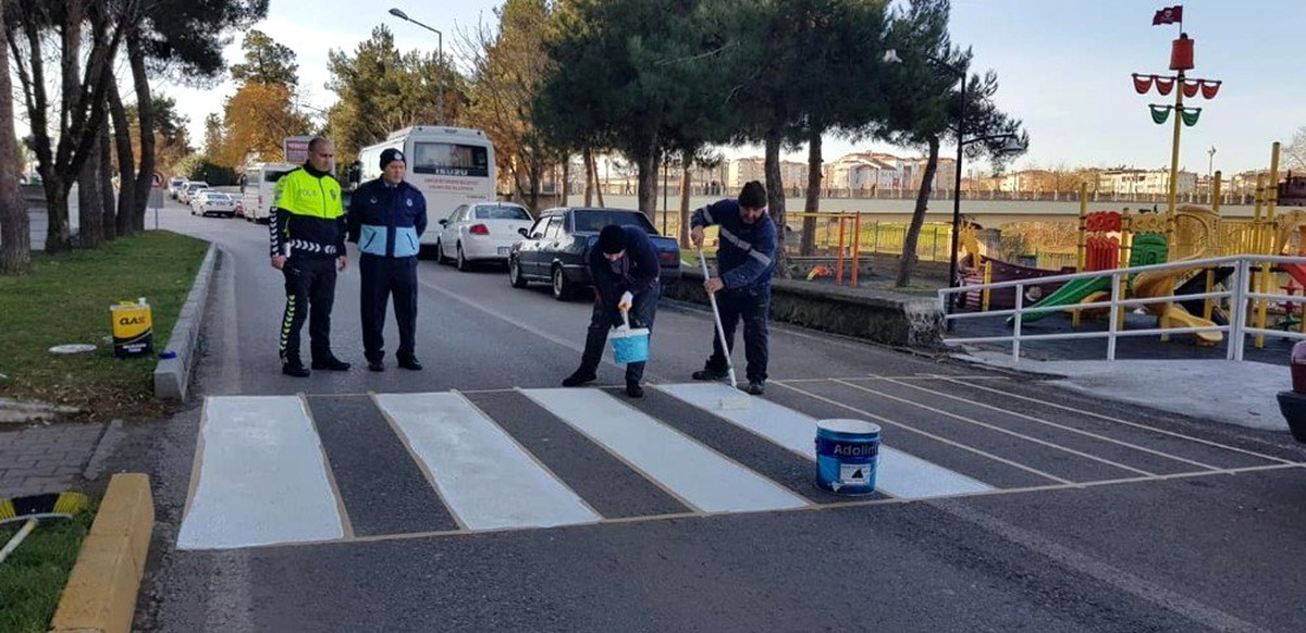 Çarşamba Belediyesi\'nden levha ve yaya geçidi çalışmaları