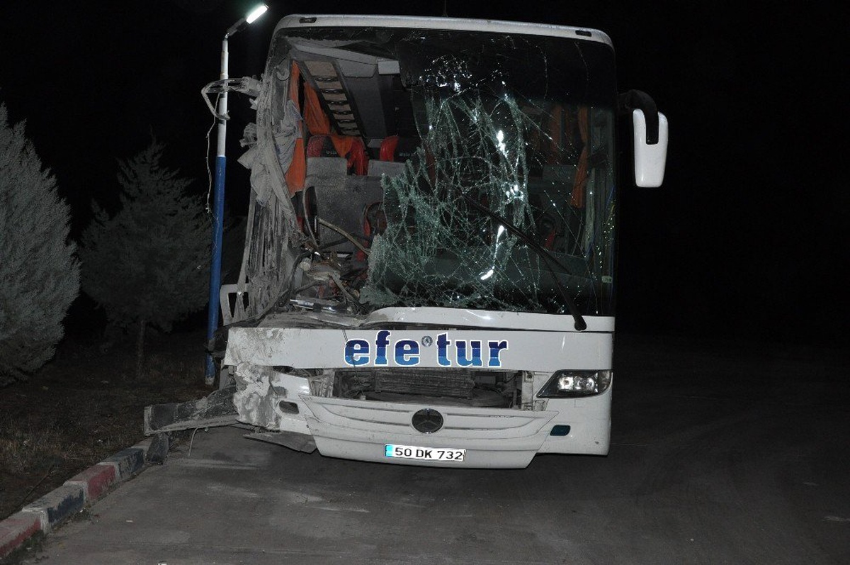 Dinar ilçesi yakınlarında otobüs kamyona arkadan çarptı: 10 yaralı