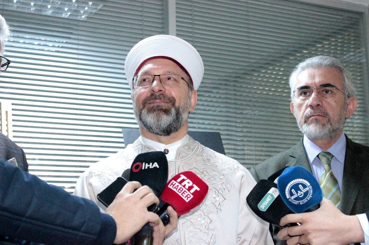 Diyanet İşleri Başkanı Prof. Dr. Erbaş\'tan camilerde oturarak namaz kılınmasıyla ilgili...