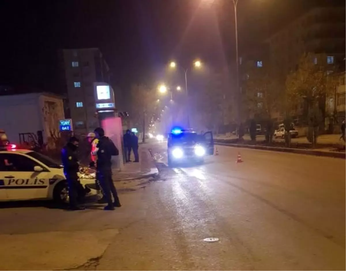 \'Dur\' ihtarına uymayan otomobilin çarptığı polis yaralandı